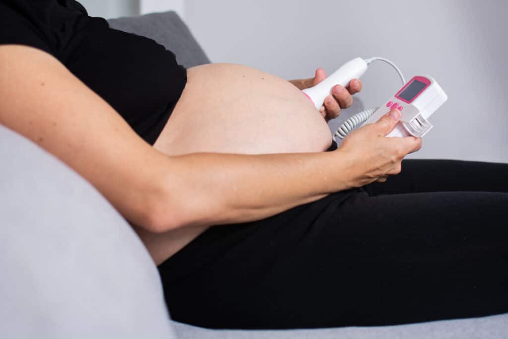 Embarazada utilizando un aparato de doppli connect